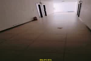 【哪里都是战场，必须操哭才行】妹妹受不了老黑的大屌，被抓住就地猛草，也不管楼道有没有人抱起来就插！  背景图片