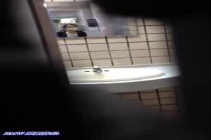 躲在商场女厕偷拍到两个美女嘘嘘，一个妹子多毛一个貌似白虎  背景图片