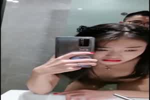 校花女友浴室私拍 满满的回忆  背景图片