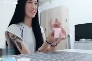 国产swag 苗条美女与闺蜜的男友玩牌勾引他帮闺蜜试下车  背景图片