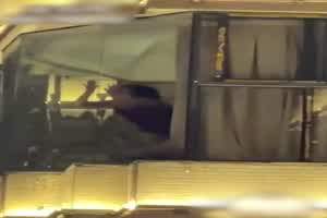 门事件黑料！偷拍对面楼阳台操逼 哪位瓜友如此勇猛 晚上在阳台激情做爱顺便欣赏重庆夜景  背景图片