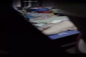 【合租房偷窥】对门的小姐姐一边玩B一边玩手机 最后还要把大肥B拍下来给男友看  背景图片