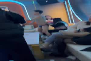 鸭子裸舞勾引富婆打赏  背景图片