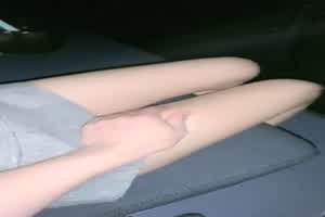 电影还没看完就开始干了 白嫩长腿小姐姐最喜欢刺激的！  背景图片