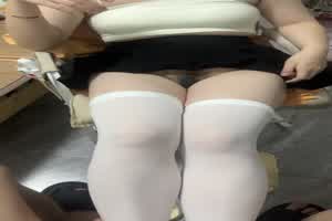 开始发情的模样越来越色?我也看得越来越硬  背景图片