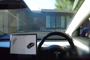 Naomi 巨乳辣妹帮我洗车看到受不了要想来射一发了  背景图片