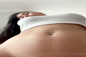 第一视角看巨乳女友骑马在身上！粉乳狂晃有够爽  背景图片