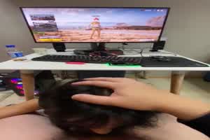 怕女友寂寞也让她一起吃鸡  背景图片