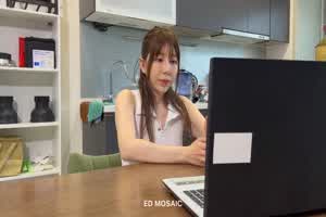 Ed mosaic 远端直播偷偷自慰 忍不住时开始上床做爱  背景图片