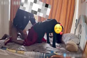 这两货太饥渴了吧！马上推倒操逼，一直淫叫一直插！  背景图片