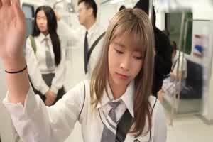 痴汉玩弄女高中生  背景图片