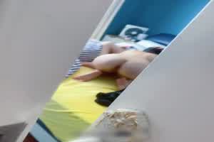 偷拍室友情侣的激情爱爱  背景图片