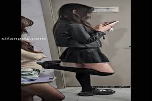 隔壁公司女厕双视角偷拍短裙大头鞋美女上厕所  背景图片