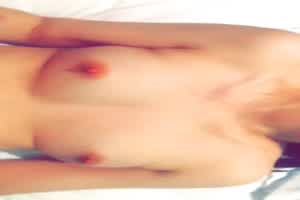 狂干99年c罩杯女友，奶子像果冻  背景图片