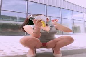 长腿女神户外微露出诱惑  背景图片