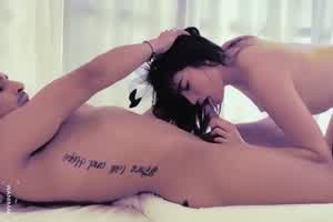 色影大帝拍摄艺术性爱，美女模特与老外激情四射  背景图片