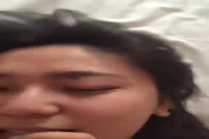 淫荡的表情实在受不了  背景图片