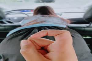 车里后入骑乘我的弟弟  背景图片