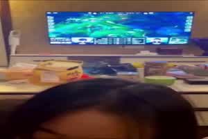 edg世界冠军！边看赛边口爱  背景图片