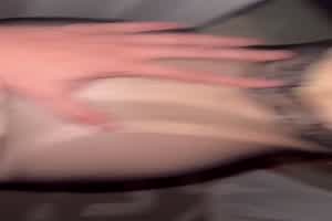 炮友骚起来出乎意料 酒店停车场还要来一发  背景图片