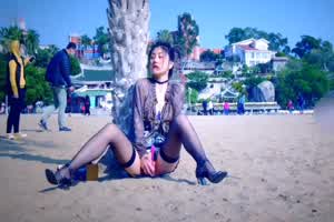 沙滩人群露出自慰原版黑丝长腿身材不错太刺激了几个男人盯着看  背景图片