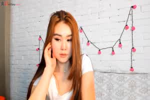 长发主播俏丽登场！把衣服都掀起来！把大奶奶都掏出来  背景图片