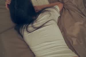 趁女神室友看书时爆操一顿  背景图片