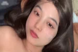 黑丝女友穿了好多套装讨男友的欢心  背景图片