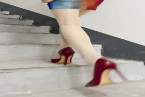 ⑥露出放尿-白丝高跟一边走一边尿  背景图片