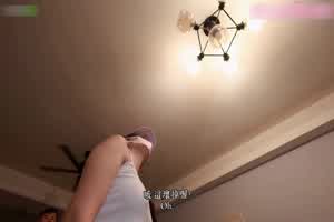 女水电工被男主人偷窥胸部，然后拿一把钱羞辱，没想到她想要的是大长鸡巴  背景图片