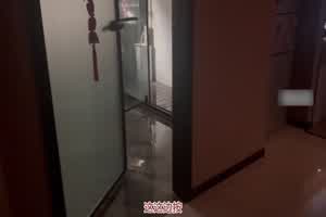 【真实上门按摩系列，操两分钟就射野太牛逼了】脱衣服时候小姐姐就问：你按摩时候有没有人想跟你啪啪呀  背景图片