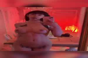 好多人哥哥求这个资源 小姐姐想调皮  背景图片