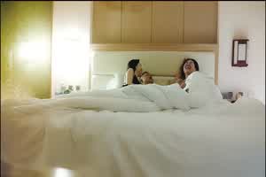 4P交换素人人妻被操的乐开了花  背景图片