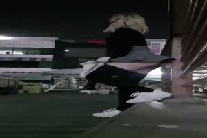 户外偷偷假屌插逼  背景图片