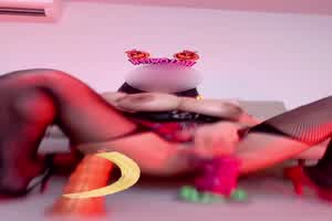 【你手机进水了！史上最强人体喷泉】万圣节特别篇，花式喷水，喷了一堆水进手机听筒里面，导致后半段声音一  背景图片