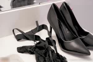 OF自购最新棒棒糖免费版-cos空姐制服黑丝高跟，口交都出来拉丝了  背景图片