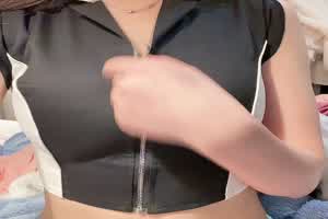 紧身瑜伽服圆润雪乳  背景图片