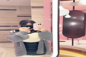 校服露出 大奶自慰  背景图片