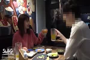 『吴梦梦』和女同事喝酒喝醉带她回家跨上来主动骑乘  背景图片