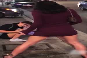 喝醉小母狗路边乱撒尿  背景图片