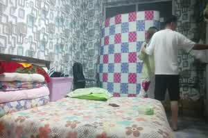 奸夫直接偷家了，强上良家少妇，拔下内裤扣穴，后入猛撞，无套内射中出  背景图片