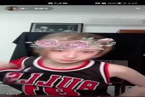 抖音走光-居家直播  背景图片