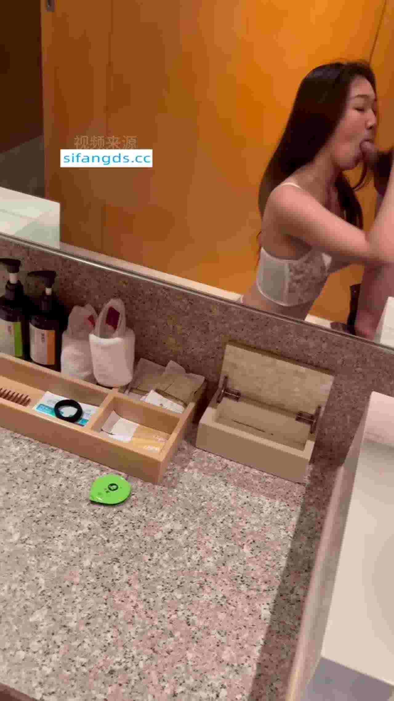  【约厦航空姐，私人影院还敢这样玩？】这气质不愧是飞国际航班的，近距离深喉，对着镜子后入，完美露脸 的剧照5