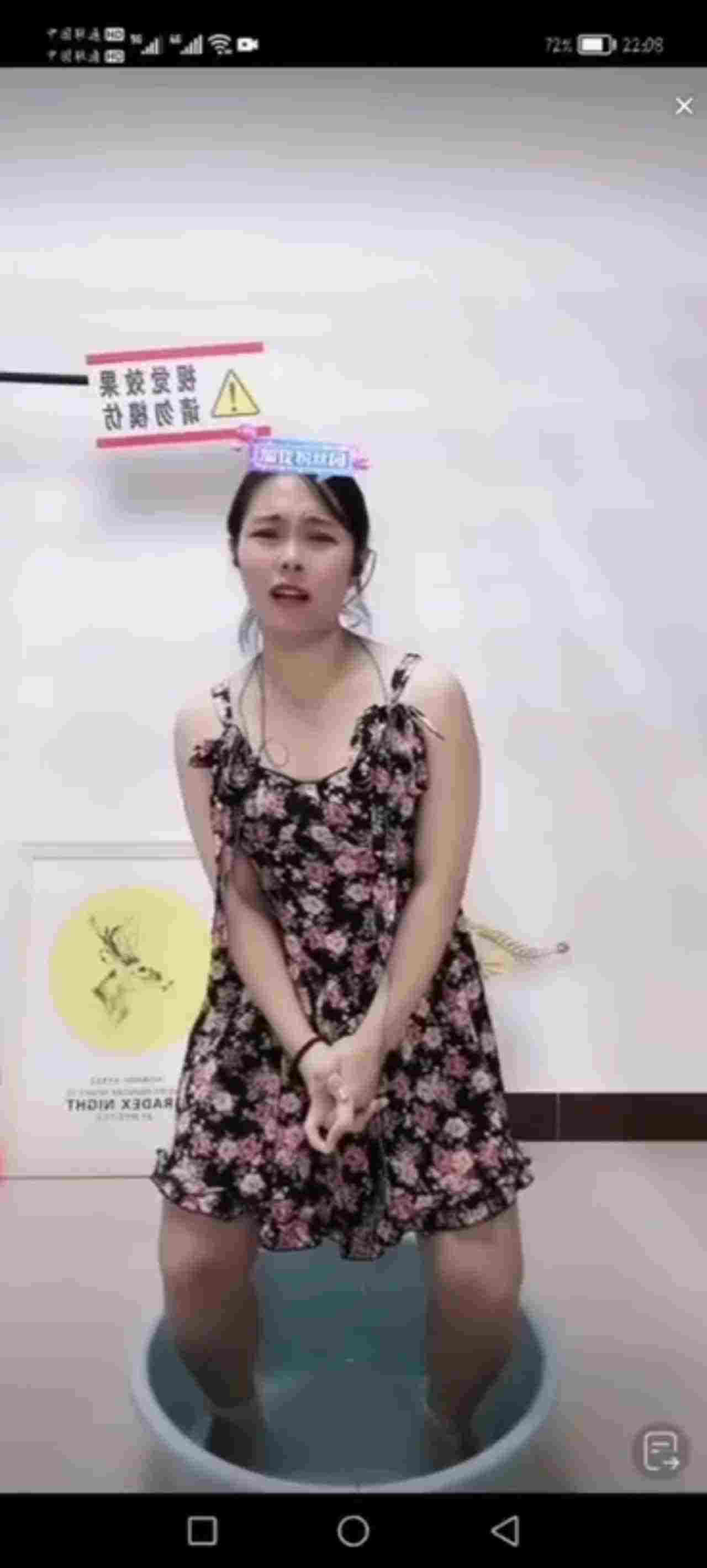  抖音快手走光系列-少妇放尿 的剧照3