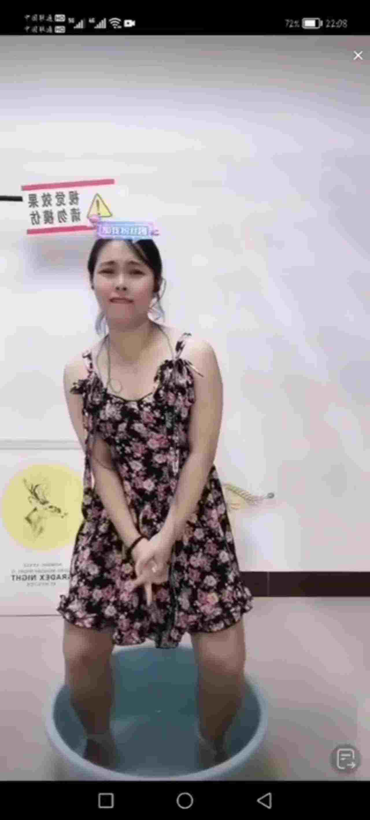  抖音快手走光系列-少妇放尿 的剧照7