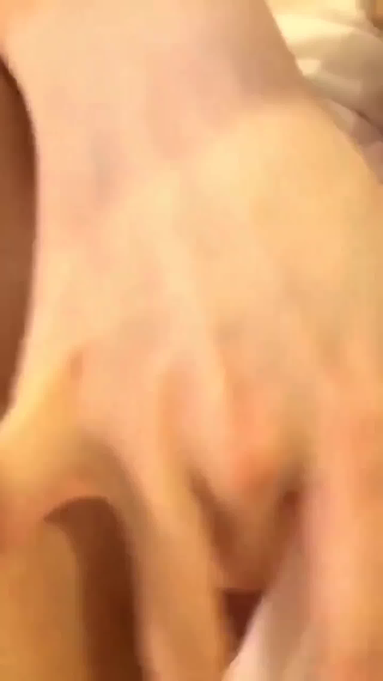  小美女在家无聊寂寞自慰 的剧照10