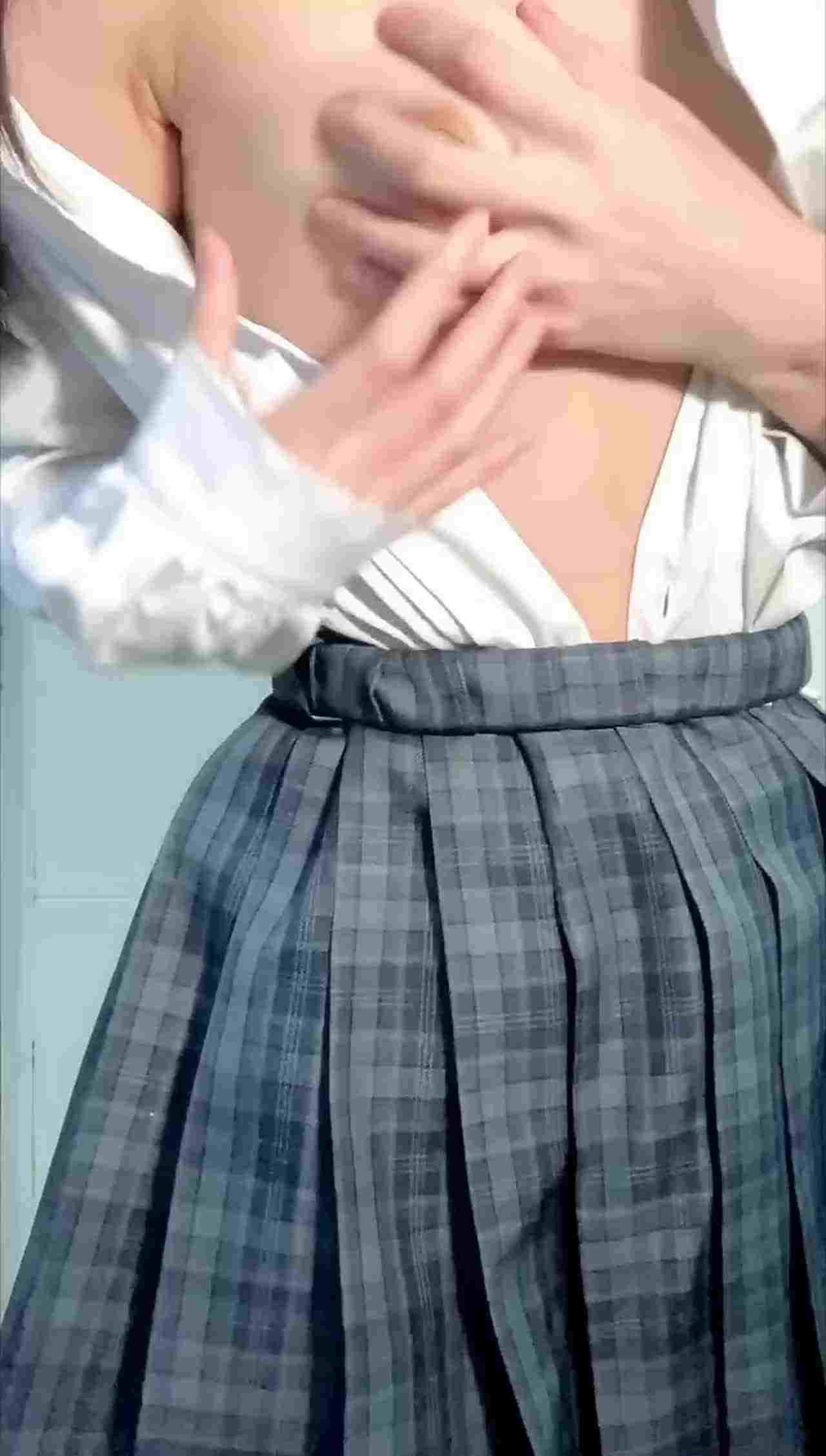  高价自购露脸女神-抖音vs91网友看的内容，前后对比真是反差，表情如此清纯居然那么反差 的剧照2