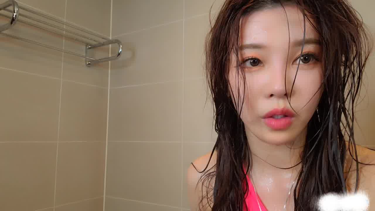  国外极品小姐姐在浴室搔首弄姿很是诱惑 的剧照8