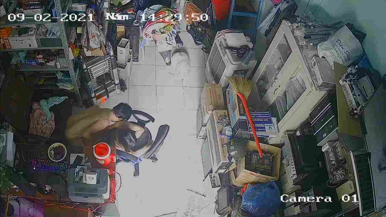  黑客破解网络摄像头监控偷拍 电器维修点小夫妻在门店里啪啪老公貌似还拿手机自拍 的剧照2