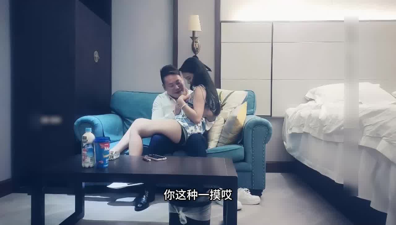  文静淡雅小姐姐，翘臀上居然纹着用力，上床极致反差‘大叔用力操死我’对白精彩，果然是个极品尤物！ 的剧照3